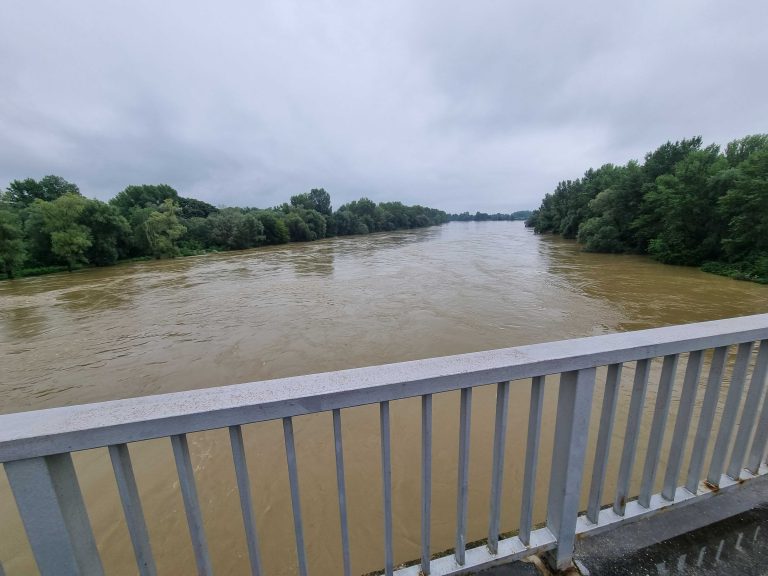 VIDEO i FOTO / Drava kod Botova raste iz sata u sat