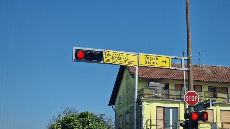 VOZAČI I PJEŠACI OPREZ Putokaz samo što nije nekome pao na glavu