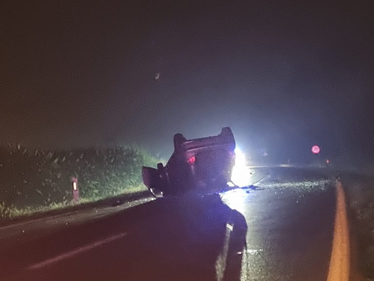 FOTO / Automobil s pet putnika okrenuo se na krov
