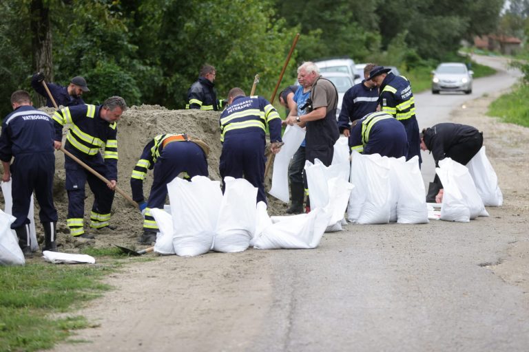 Zatvorena cesta prema Botovu, ne može se više prema Dravskom mostu