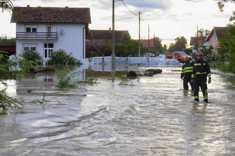 FOTO/VIDEO Drava stigla do kuća u Drnju, pogledajte scene s terena