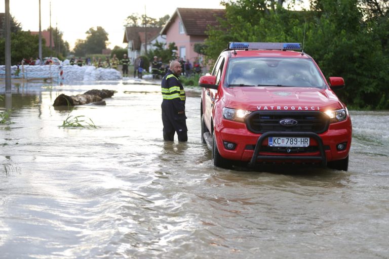 Poplavljene kuće u Sigecu, dio stanovnika evakuiran iz svojih domova