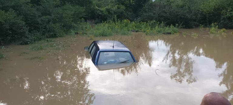 FOTO / Kaos i nizvodno kod Brodića i Podravskih Sesveta, potopljeni auti