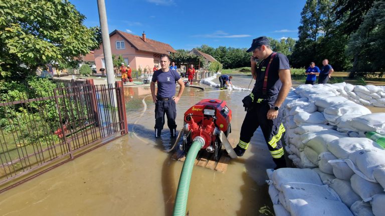 NIJE DOBRO: Popustili nasipi, više kuća poplavljeno u Drnju