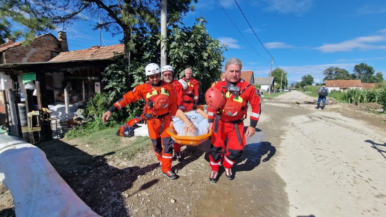 FOTO I VIDEO Evakuirana ozlijeđena žena, upala u šaht