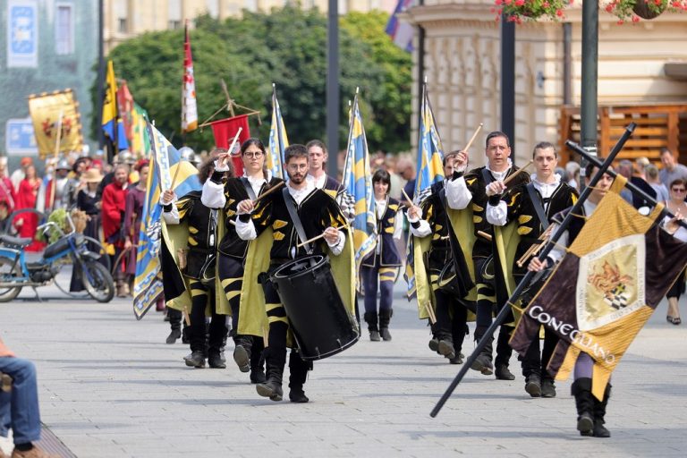 FOTO / Kostimirana povorka aktera Renesansnog festivala stigla na bedeme