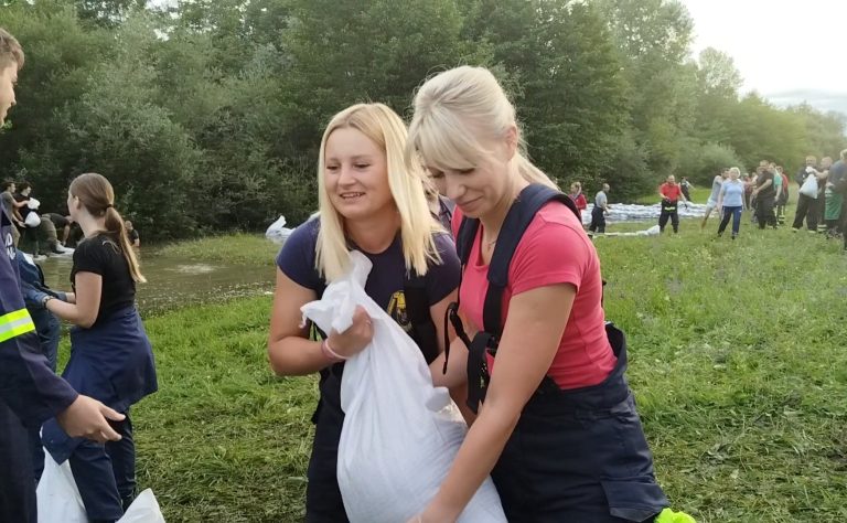 VIDEO Radna akcija u Gabajevoj Gredi, stotine grade obranu naselja