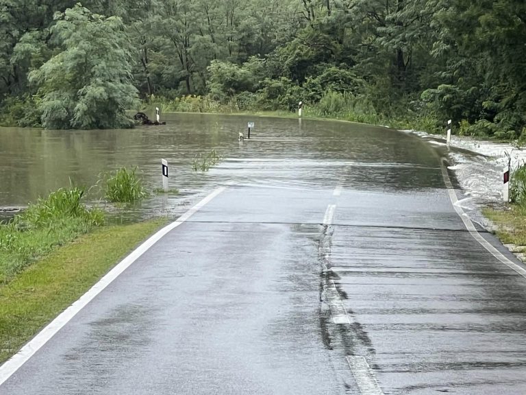 FOTO Zatvorene prve prometnice u županiji, Drava se počela prelijevati