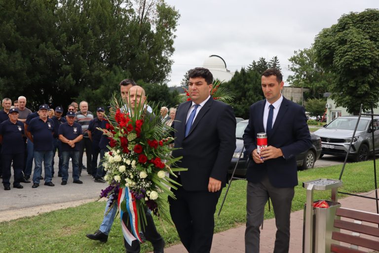 U gradu sv. Marka položeni vijenci i zapaljene svijeće uoči Dana pobjede