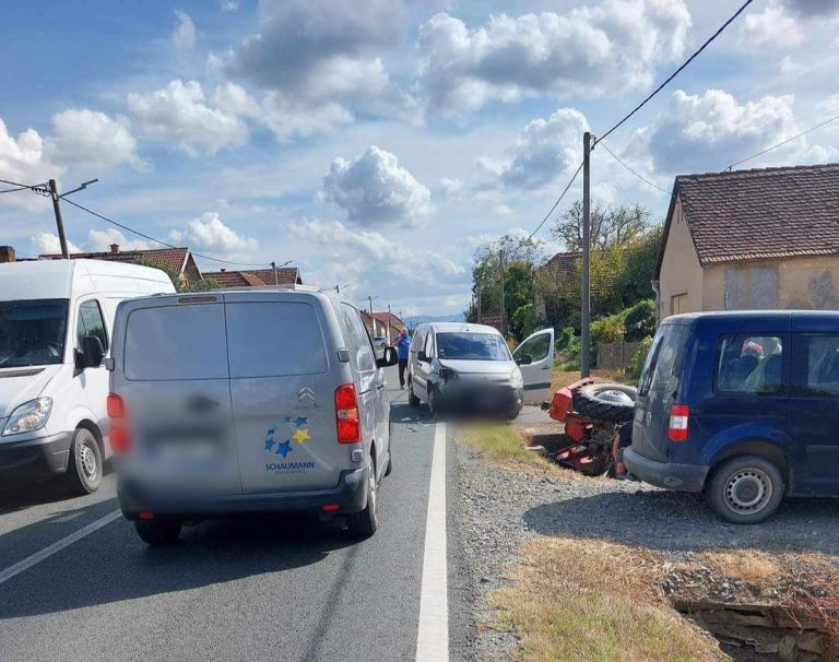 Sudar dostavnog vozila i traktora, jedna osoba poginula