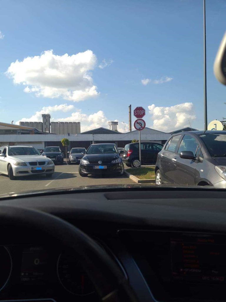 Mrtav hladan parkirao ispred znaka ‘STOP’