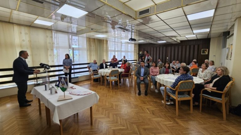 Pokrenut program Halo pomoć za starije osobe, mala alarmna spravica spašavat će živote