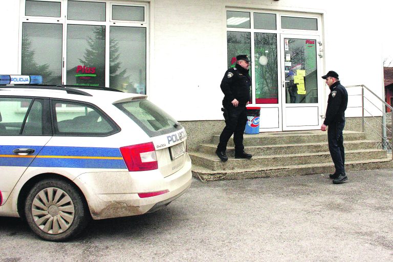 Iz trgovine nezakonito izašao punih džepova cigareta i s desetak boca žestice