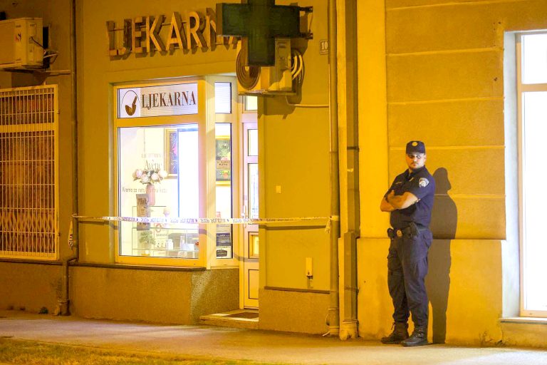 PLJAČKA LJEKARNE UZBURKALA JAVNOST Jedni bi provalnike na stup srama, drugi ih povezuju s vladajućom strankom