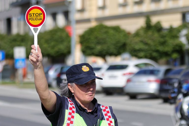 Policija upozorava! Dijete nikada ne ostavljajte samo u automobilu, posljedice mogu biti kobne