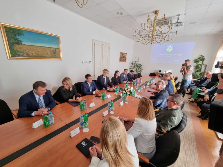 Stigao premijer Plenković, dočekali ga župan Koren i gradonačelnik Jakšić