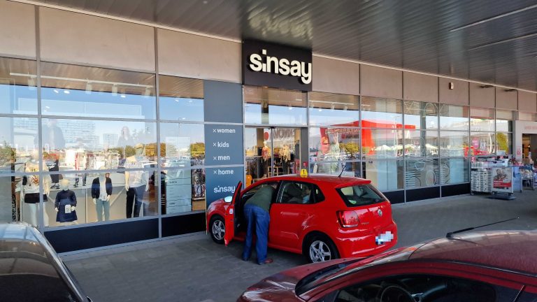 Automobilom zamalo skroz uletio u trgovinu