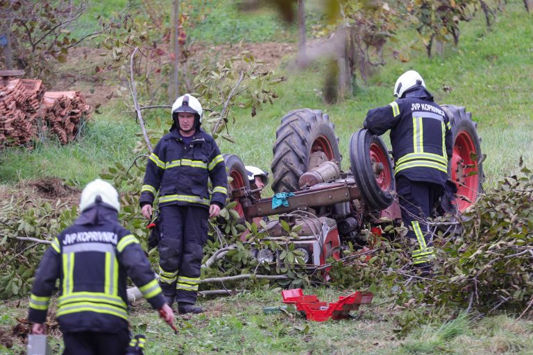 STRAŠNO Traktor u prevrtanju prikliještio vozača, na mjestu je preminuo