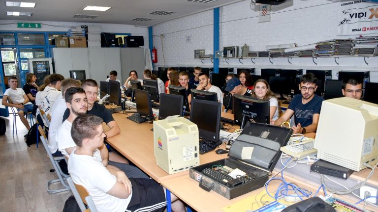 RETRO JE PONOVNO IN Strukovna škola pružila novi pogled na stara računala