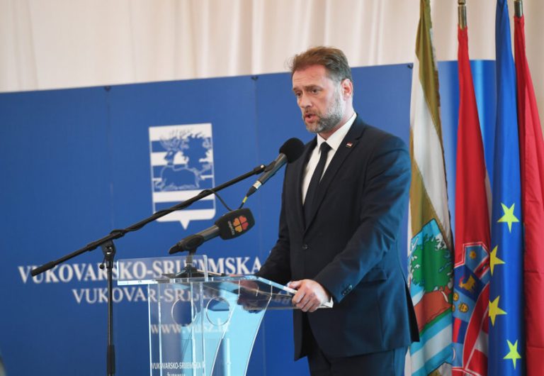 Ministar Banožić teško ozlijeđen u frontalnom sudaru, jedna je osoba poginula