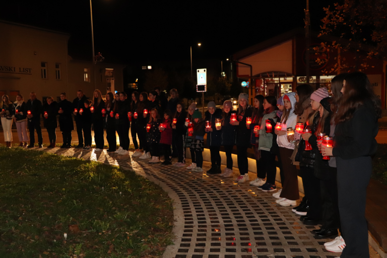 FOTO S neizmjernom tugom i ponosom u gradovima i općinama obilježen Dan sjećanja