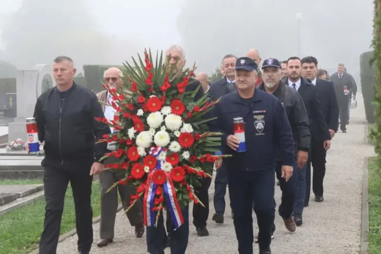 U Križevcima i Đurđevcu delegacije položile vijence i zapalile svijeće