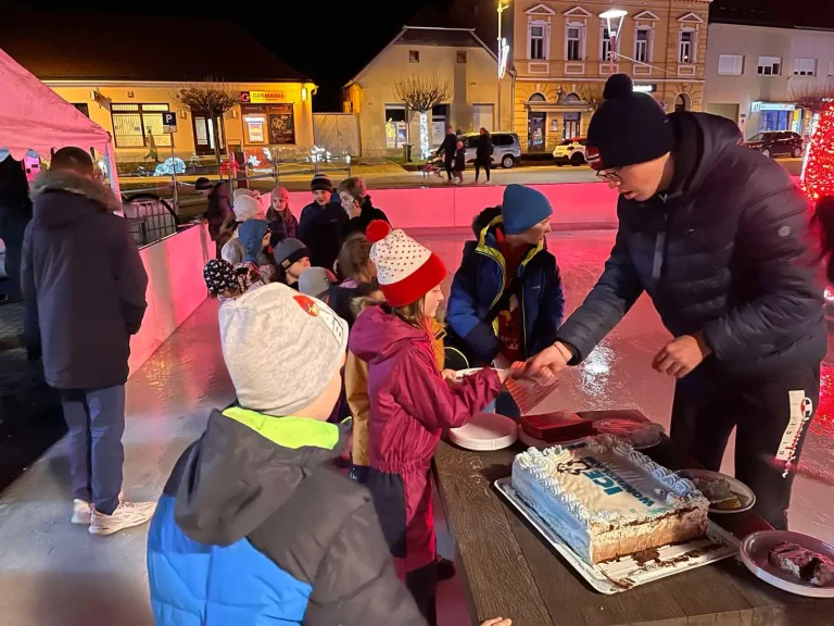 Sve je spremno za otvorenje ‘Adventa u Križevcima’, u ponudi i škola hokeja na ledu