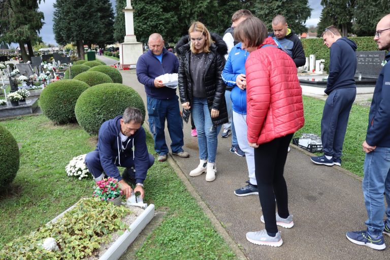‘Latice’ i ove godine izradile lampione od otpadnih staklenki