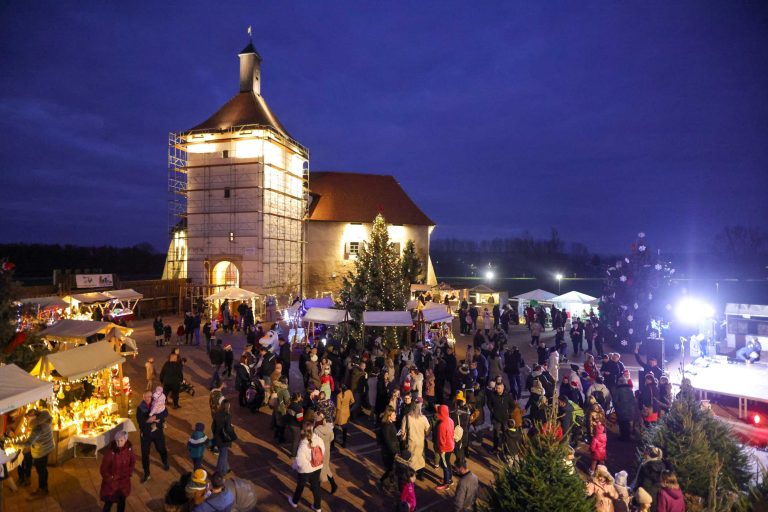 FOTO Na Adventskom poduzetničkom sajmu ALPHA ACTA traži se doslovce mjesto više. Pogledajte ponudu