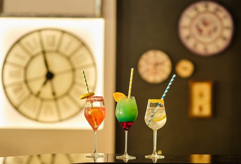 GLASOVO DARIVANJE (19) Caffe bar PLUS poklanja 4x koktela i bocu vrhunskog Gina