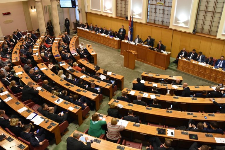 Sjednica Hrvatskog sabora: ‘Najslabije plaćeni namještenici trebali bi dobiti osjetno veće plaće’