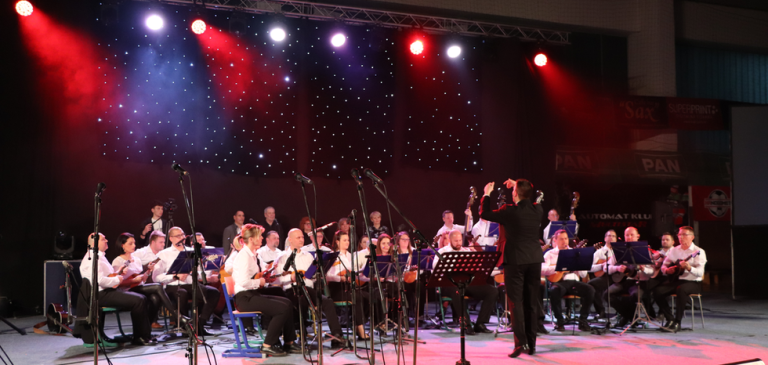 Humanitarni koncert ’10 godina bez maestra’ ispunio dvoranu koprivničke Srednje škole
