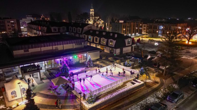 Ispred Doma kulture otvoreno klizalište, brojni građani jedva dočekali ledenu atrakciju
