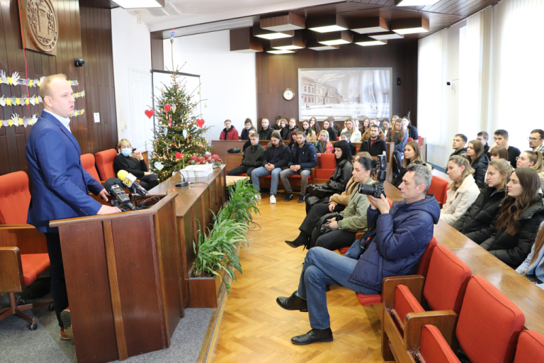 Gradonačelnik Jakšić novim studentima uručio ugovore o stipendiranju