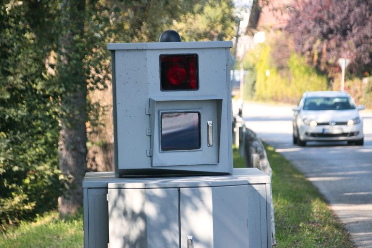 Počelo postavljanje stotina novih kamera – nadziru brzinu, pojas i mobitel