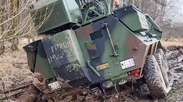 Poljoprivrednici traktorima izvukli vojni transporter težak 17 tona