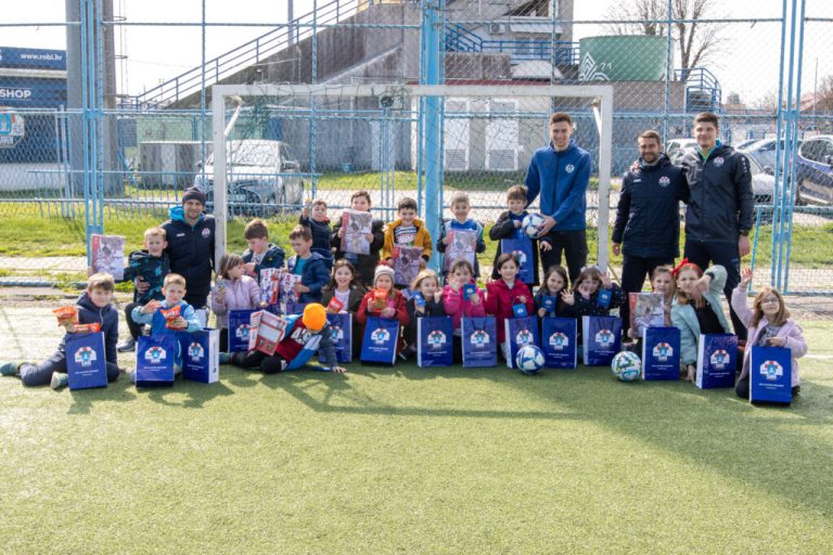 Slaven Belupo na travnjaku ugostio vrtićarce. ‘Ima ovdje velikih talenata’