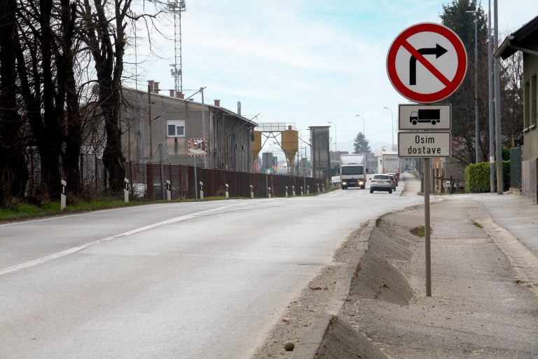 Zatvaranje Zagrebačke potpuni fijasko – policija naredila puštanje prometa?