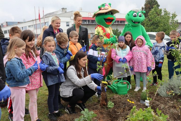 FOTO Komunalac i Hartmann obnovili samoodrživi voćnjak uz pomoć školarca