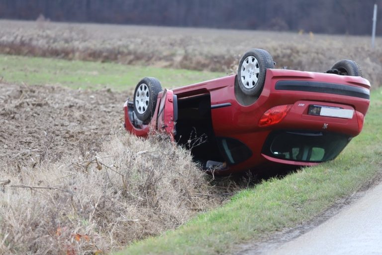 Vozač pijan sletio s ceste u polje i prevrnuo automobil