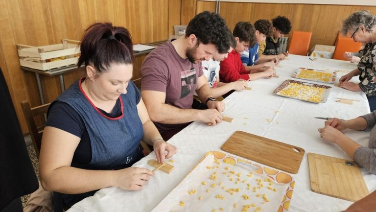 Na Đelekovečkoj večeri upoznajte se s razglednicama i suvenirima Đelekovca, a naučite i kako izraditi požirake