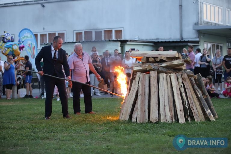 U Koprivničkom Ivancu tradicionalno zapaljen krijes