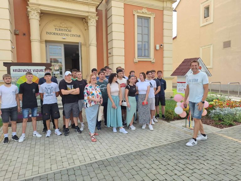 Na Strossmayerovom trgu u Križevcima postavljena mala slobodna knjižnica