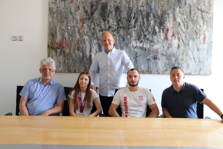 FOTO Gradonačelnik ugostio europsku viceprvakinju u hrvanju Laru Blažeković