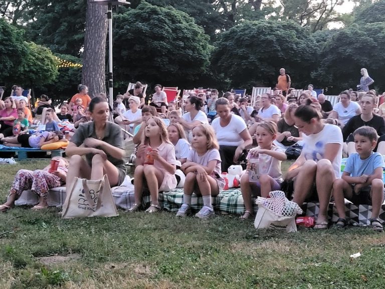 FOTO Mali i veliki uživali u još jednom crtiću u parku, mališane i danas očekuju zanimljive aktivnosti