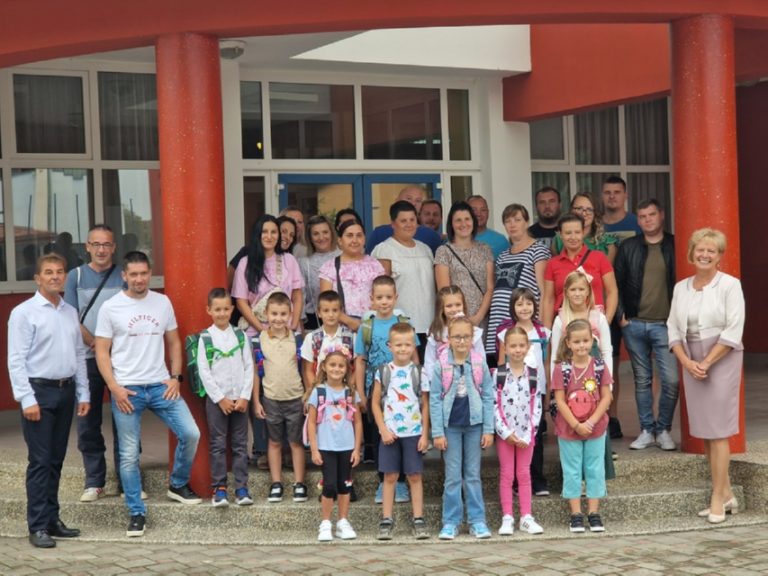 Prvašiće na klupama dočekali pokloni i školski materijal