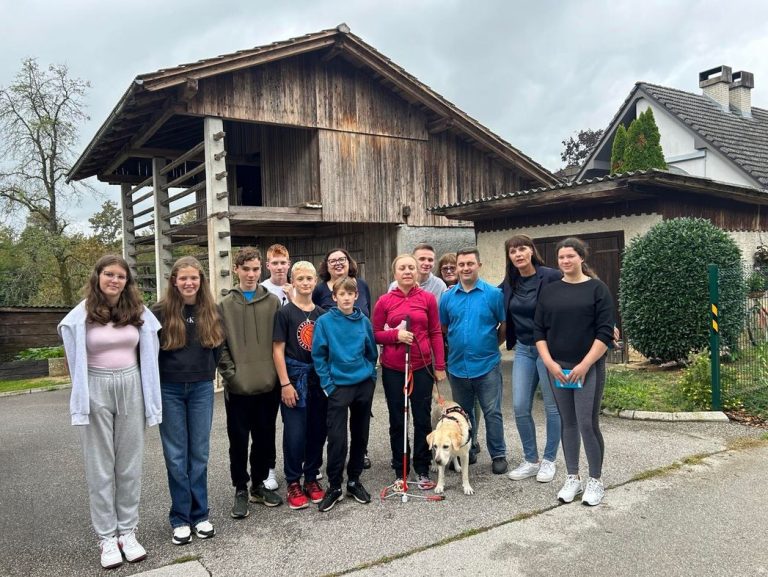 Članovi Udruge Bolje sutra u Sloveniji se upoznali sa zvučnim pikadom, šahom za slijepe osobe, alatima za orijentaciju…