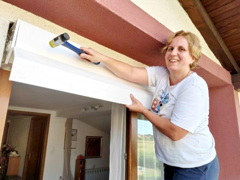 GLASOVA PRIČA – ŽENA ‘ZMAJ’ Katarina Štefanić Krčmar stolariju mjeri i postavlja bez problema