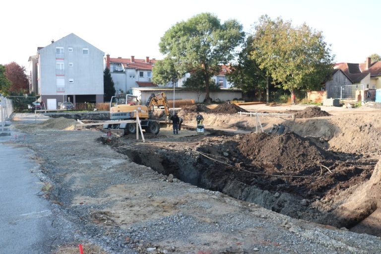 BAGERI I LOPATE U AKCIJI Radi se punom parom na izgradnji Centra za pružanje usluga za starije osobe