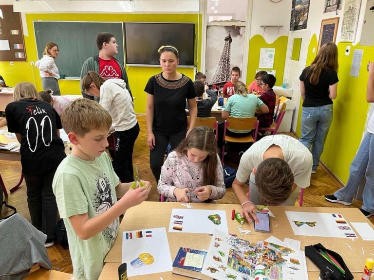 FOTO Učenici povodom Europskog dana jezika izrađivali višejezični slikovni rječnik